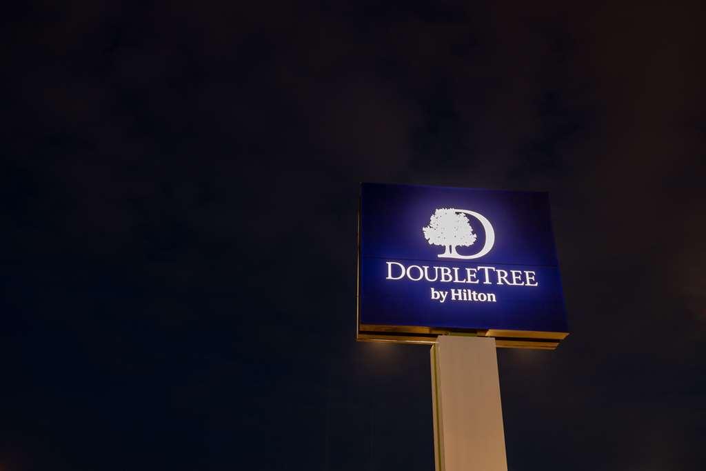 فندق Doubletree By Hilton Calgary North المظهر الخارجي الصورة