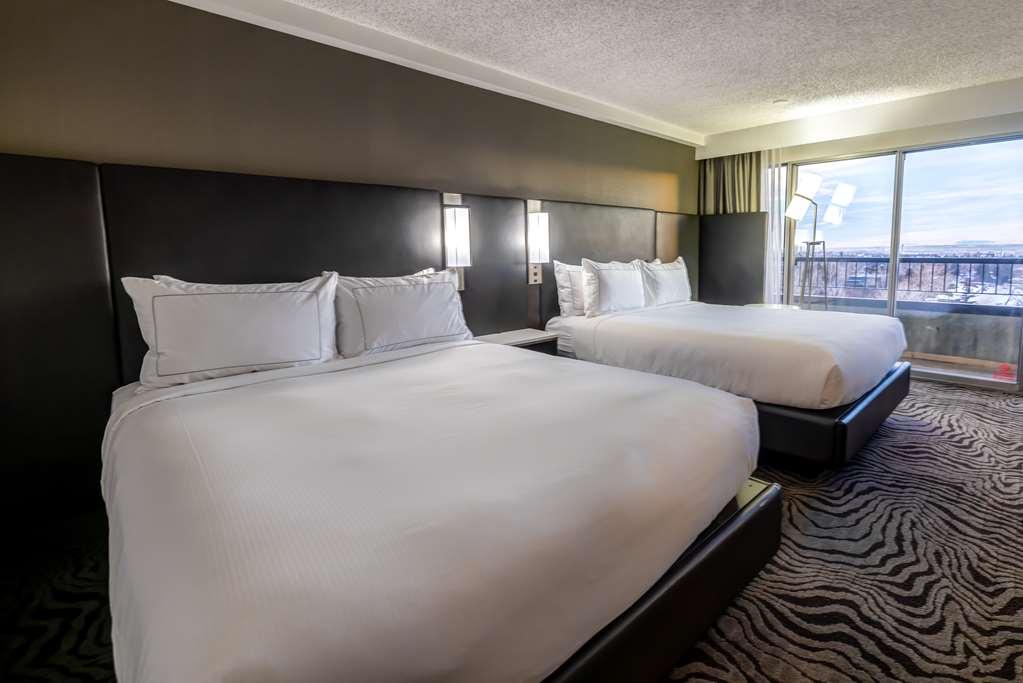 فندق Doubletree By Hilton Calgary North الغرفة الصورة